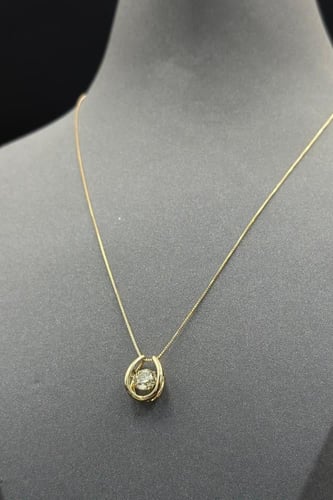 عقد الماس وزن الذهب : 2.43 جرام وزن الألماس : 1.0...