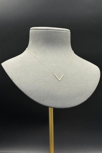 عقد V ذهب تصميم الماس عيار 18 وزن من 0.5 الى 0.6 ج...