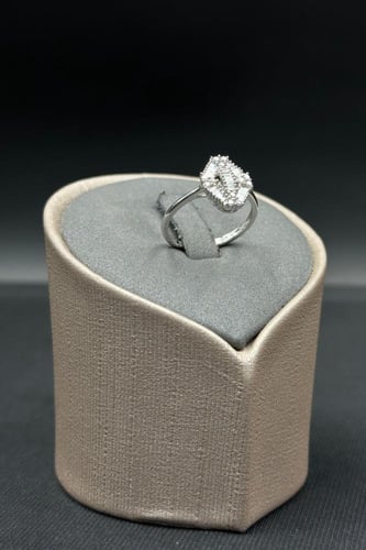 خاتم الماس وزن الذهب : 2.24 جرام وزن الألماس : 0.2...