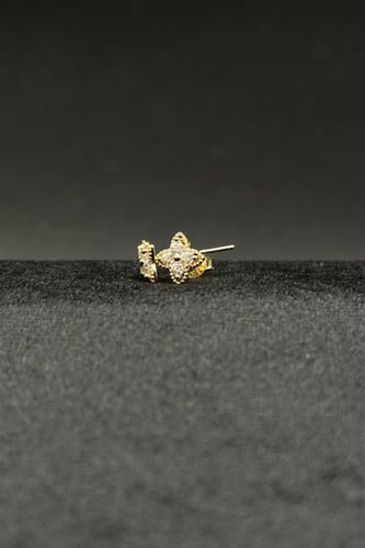 حلق زهرة ذهب تصميم الماس عيار 18 وزن من 0.6 الى 0....