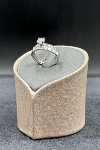 دبلة توينز ذهب ابيض مع فص سوليتير عيار 18 وزن 3 جر...