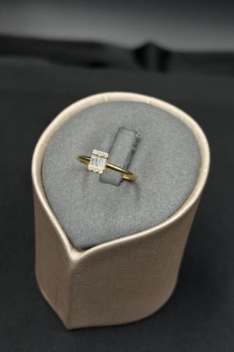 خاتم الماس وزن الذهب : 2.03 جرام وزن الألماس : 0.2...