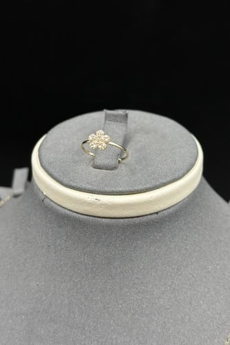 طقم اطفال وردة ذهب تصميم الماس عيار 18 وزن 1.8 جرا...