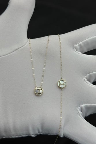 عقد مع اسوارة ذهب مع صدف ابيض عيار 18 وزن 0.9 جرام