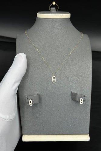 طقم اطفال مستطيل ذهب تصميم الماس عيار 18 وزن 1.3 ا...