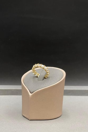 دبلة مع فصوص ذهب تصميم الماس عيار 18 وزن 4.3 جرام