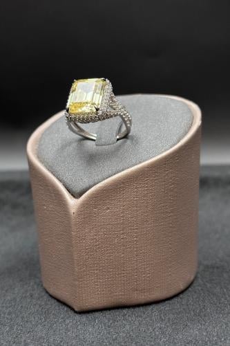 White Gold ring18k with a refined design 5.6 g