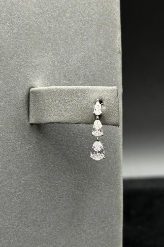 طقم ذهب ابيض ناعم عيار 18 بتصميم الماس وزن 14 جرام