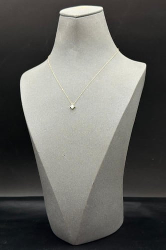 عقد مع فص مربع ذهب تصميم الماس عيار 18 وزن من 0.5...