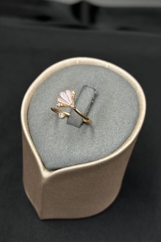 خاتم الماس وزن الذهب : 2.06 جرام وزن الألماس : 0.1...