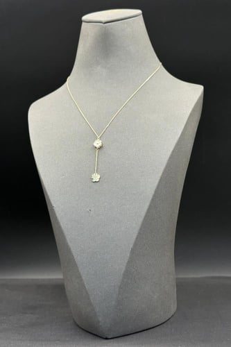 عقد وردتين ذهب مع صدف ملون عيار 18 وزن من 1.2 الى...