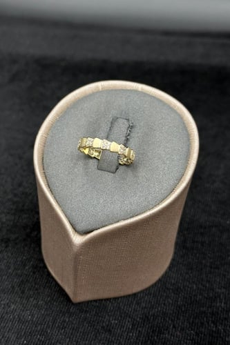 دبلة ذهب تصميم الماس عيار 18 وزن 1.6 جرام