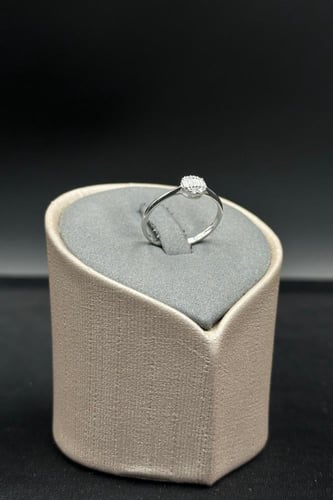 خاتم الماس وزن الذهب : 1.31 جرام وزن الألماس : 0.1...