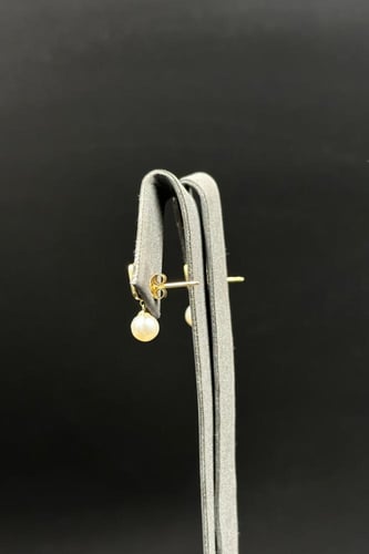 حلق ذهب مع لؤلؤ عيار 18 وزن من 1.8 الى 1.9 جرام