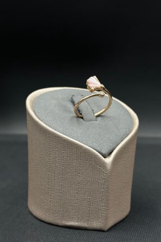 خاتم الماس وزن الذهب : 2.06 جرام وزن الألماس : 0.1...