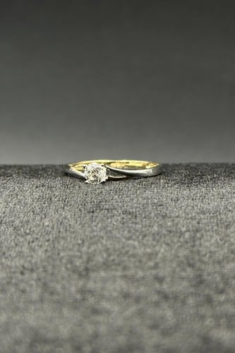 خاتم ذهب ناعم عيار 18 تصميم الماس مع فص سوليتير وز...