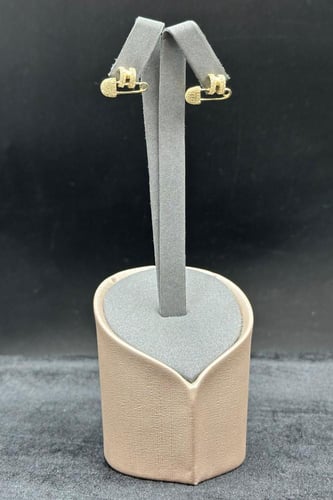 حلق مشبك ذهب تصميم الماس عيار 18 وزن من 3.7 الى 3....