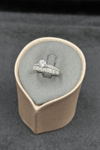 دبلة توينز ذهب ابيض مع فص سوليتير عيار 18 وزن 3 جر...