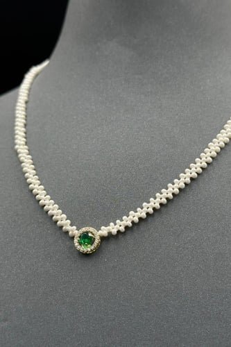 عقد لؤلؤ مع فص ملون مع ذهب عيار 18 وزن من 0.6 الى...