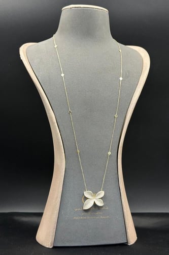 شال وردة ذهب عيار 18 بتصميم الماس وزن 7.7 جرام