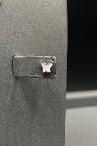 طقم فراشة ذهب مع صدف ابيض عيار 18 وزن من 4.5 الى 4...