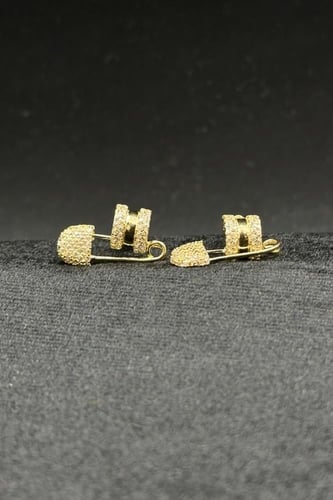 حلق مشبك ذهب تصميم الماس عيار 18 وزن من 3.7 الى 3....