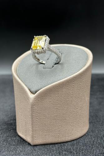 خاتم ذهب ابيض عيار 18 تصميم فص فانسي وزن من 4 الى...