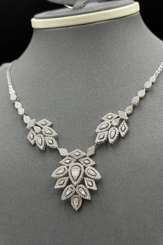 طقم ذهب ابيض تصميم الماس عيار 18 وزن 18.7 جرام