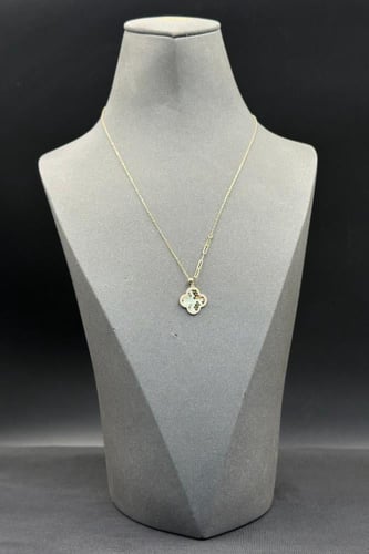 عقد ذهب عيار 18 بتصميم وردة وزن من 2.2 إلى 2.3 جرا...