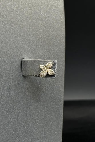 طقم اطفال وردة ذهب تصميم الماس عيار 18 وزن من 2 ال...