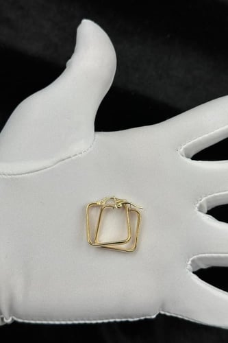 حلق مربع ذهب صافي ايطالي عيار 18 وزن 1.6 جرام