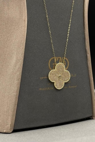 شال وردة ذهب عيار 18 بتصميم الماس وزن من 4.4 الى 4...