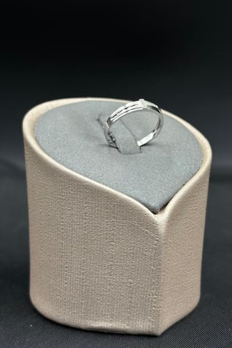 خاتم الماس وزن الذهب : 1.152 جرام وزن الألماس : 0....