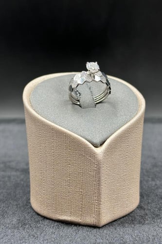 دبلة خلية توينز ذهب ابيض مع فص سوليتير عيار 18 وزن...