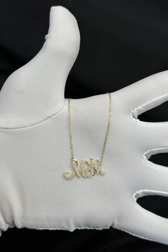 عقد شكل كلمة mom ذهب عيار 18 تصميم الماس وزن 1.9 ج...