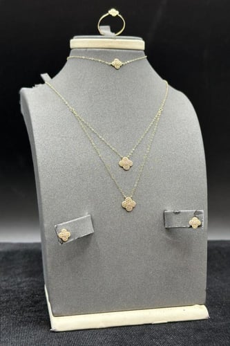 طقم دورين وردة ذهب تصميم الماس عيار 18 وزن 2.2 جرا...