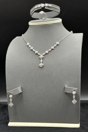 طقم ذهب ابيض تصميم الماس عيار 18 وزن 10.5 جرام