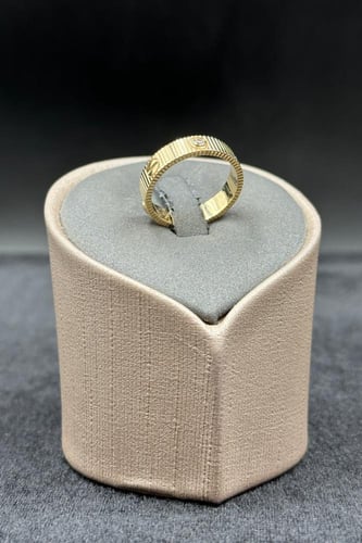 دبلة ذهب تصميم الماس عيار 18 وزن من 5.6 الى 5.7 جر...