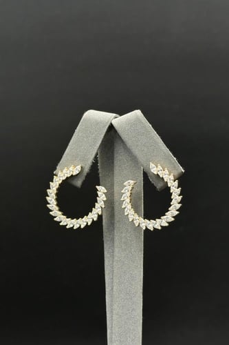 حلق تنس ذهب تصميم الماس عيار 18 وزن من 5.5 الى 5.6...