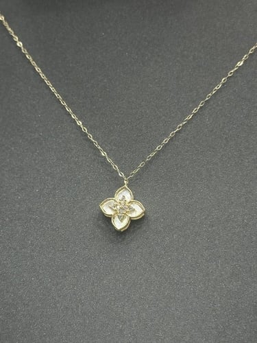 عقد شكل ورده ذهب تصميم الماس