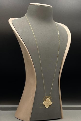 شال وردة ذهب عيار 18 بتصميم الماس وزن من 4.4 الى 4...