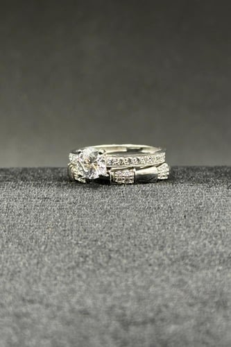 دبلة توينز ذهب ابيض مع فص سولتير عيار 18 وزن 2.8 ج...