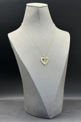 عقد كلمة امي ذهب عيار 18 تصميم الماس وزن من 2.2 ال...