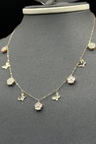 طقم وردة مع فراشة ذهب مع صدف وردي عيار 18 وزن من 6...