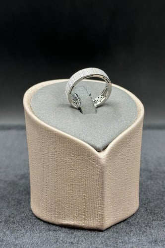 دبلة ذهب ابيض صافي عيار 18 وزن من 2.5 الى 2.7 جرام