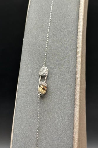 اسوارة مشبك ذهب تصميم الماس عيار 18 وزن 1.9 جرام