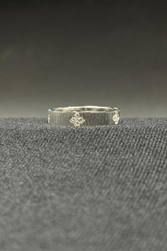 دبلة وردة ذهب ابيض تصميم الماس عيار 18 وزن 2.9 جرا...