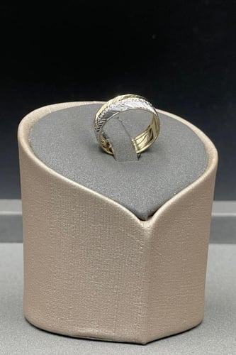 دبلة ذهب صافي عيار 18 وزن من 2.2 الى 2.4 جرام