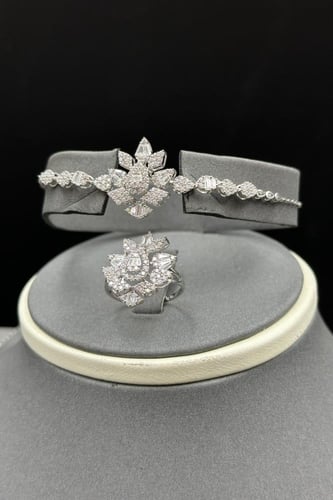 طقم ذهب ابيض تصميم الماس عيار 18 وزن 18.7 جرام