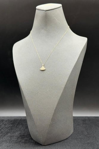 عقد ذهب عيار 18 مثلث تصميم الماس وزن من 0.7 الى 0....